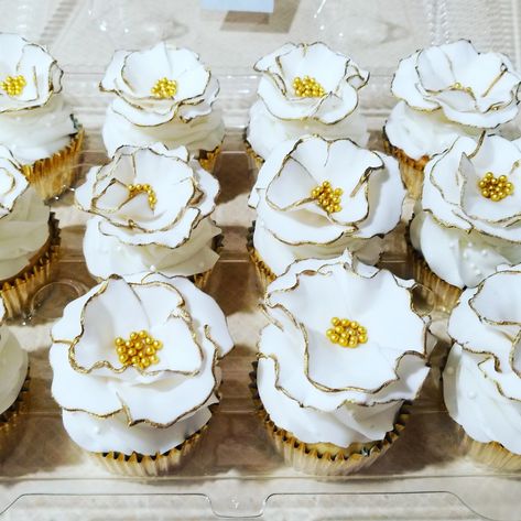 Gold Flower Cupcakes, White And Gold Cupcakes, Royal Cupcakes, Cupcakes White, Elegant Cupcakes, Gold Cupcakes, White Cupcakes, Colorful Cupcakes, Flower Cupcakes