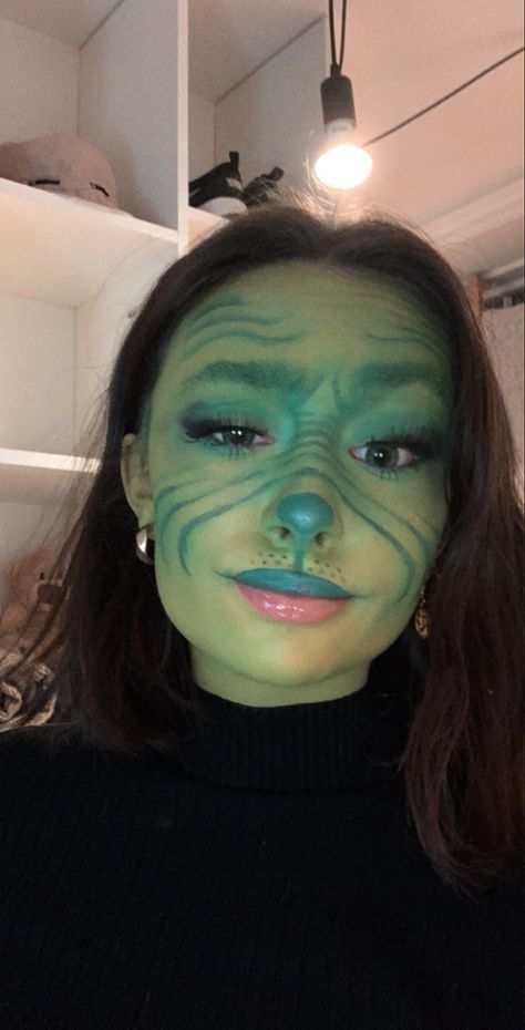 Grinch Costume Makeup, Grinch Makeup Look, Makeup Looks Christmas Easy, The Grinch Makeup Looks, Grinch Makeup Simple, Grinch Make Up Easy, Face Painting Ideas Christmas, Grinch Makeup Looks Easy, Grinch Face Makeup