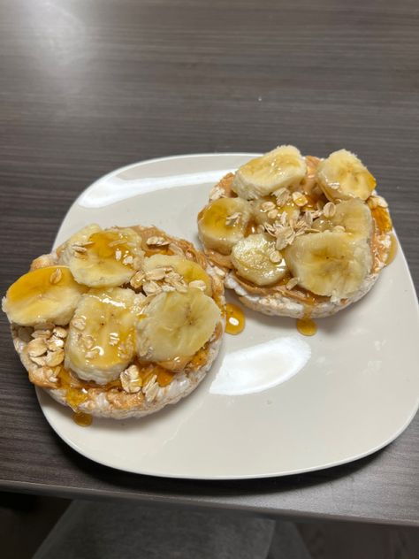 Tuna On Rice Cakes, Healthy Breakfast Low Calorie, Rice Cakes With Peanut Butter, Cakes With Peanut Butter, Dessert Rice, Healthy Lunch Snacks, Healthy Food Menu, Healthy Food Dishes, Healthy Food Motivation