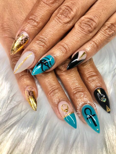 Egyptian Nails Cleopatra, Nails For Egypt Trip, Cleopatra Nails Ideas, Ankh Nail Design, Eye Of Horus Nails, Egyptian Inspired Nails, Egypt Nail Art, Egypt Inspired Nails, Cleopatra Nails Egypt