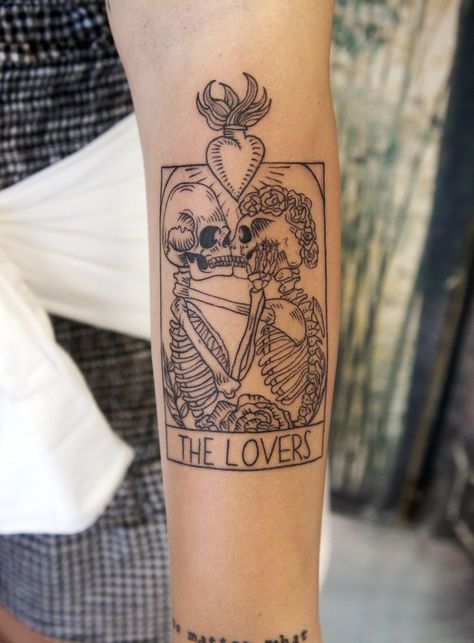 The Lovers Tarot Card Tattoo Skeleton, Two Skeletons Tattoo, Skeleton Lovers Tattoo, The Lovers Tarot Card Tattoo, Tattoo Planets, Lovers Skeleton, Lovers Tattoo, Wörter Tattoos, Side Hand Tattoos