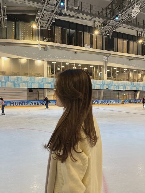 Ice Skating Picture Ideas, Ice Skating Photo Ideas, Ice Rink Aesthetic, Ice Skating Photos, Skiing Wallpaper, Ice Skating Aesthetic, Ice Skating Pictures, Skating Photos, Skating Pictures