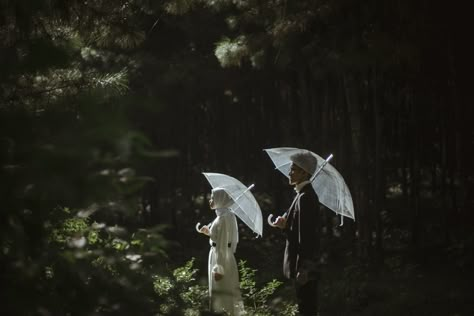 Konsep Prewedding Outdoor Hijab, Forest Prewedding, Prewed Hijab, Prewed Casual, Prewed Photoshoot, Rain Ambience, Prewedding Pose, Pose Prewedding, Pre Engagement