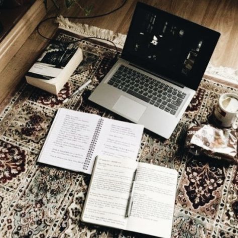 People Writing Aesthetic, Book Writer Aesthetic Laptop, Novel Writer Aesthetic, Technical Writer Aesthetic, Blog Writing Aesthetic, Writer Aesthetic Laptop, Writer Astethic, Freelance Writer Aesthetic, Writing Major Aesthetic