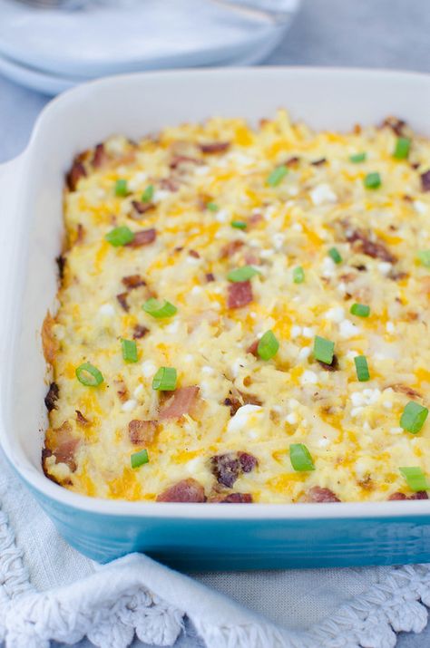 Amish Breakfast Casserole - bacon, hashbrowns, 2 cheeses, and eggs! An easy, hearty weekend breakfast or meal prep it to have all week long. Cheese Hashbrown Casserole, Amish Breakfast Casserole, Breakfast Casserole Bacon, Brown Egg, Menu Sarapan Sehat, Breakfast Egg Casserole, Best Breakfast Casserole, Hashbrown Casserole, Hashbrown Breakfast Casserole