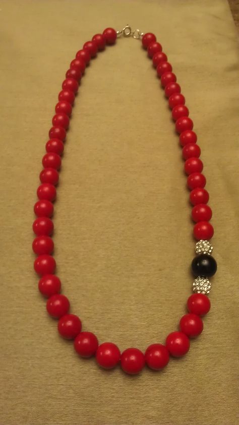 Red Jasper necklace with onyx bead detail. $15  kamalicreations.blogspot.com Edgy Engagement Ring, Trendy Gold Necklace, Engagement Ring Non Traditional, Colored Pearl Necklace, Diy Earrings Materials, Wooden Bead Jewelry, Black Pearl Jewelry, Lava Jewelry, Aesthetic Edgy