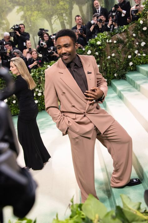 Met Gala 2024 Best Dressed Men: Photos Mens Photos, Best Dressed Men, Leon Bridges, Red Carpet Photos, Met Gala Red Carpet, Ben Simmons, Best Dressed Man, Donald Glover, The Met Gala