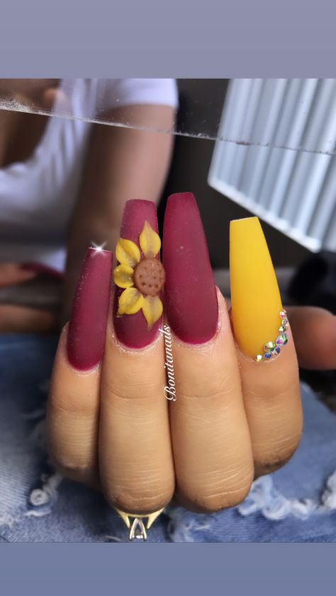 Fall Sunflower Nails Design, Fall Nails With Flowers, Sunflower Nail Art Designs, Sunflower Fall Nails, Cute Sunflower Nails, Fall Sunflower Nails, Badass Nails, Mexico Nails, Round Nail Art