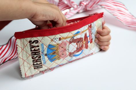 This candy wrapper zipper pouch makes a fun handmade gift for anyone on your list.  Isn’t it cute?  For more gift ideas be sure to check out my handmade gift ideas that we have been sharing all month long.  This hot chocolate gift idea makes a perfect last minute gift. Candy Wrapper Zipper Pouch Tutorial Hi all! Alicia here again from Sew What Alicia. I love the holiday season! I... Card Wallet Tutorial, Candy Wrapper Purse, Missouri Star Quilt Company Tutorials, Hot Chocolate Gifts, Missouri Star Quilt Company, Wallet Tutorial, Pouch Sewing, Purse Tutorial, Candy Wrapper