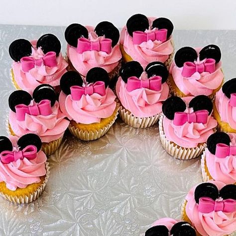 Sara | Windy City Baker - Chicago, IL Home Bakery on Instagram: "Celebrating a sweet 2nd birthday with Minnie Mouse magic! 🎀✨ Adorable pink swirls, a cute bow, and mini Oreo ears make this pull-apart cake perfect for your little one’s big day! 🧁💕  #WindyCityBaker #MinnieMouseCupcakes #BirthdayFun #SweetCelebration #MinniMouse #Birthday #ChicagoBakery" Diy Minnie Mouse Cupcakes, Minnie Mouse Cupcake Cake, Minnie Mouse Cupcake, Mouse Cupcakes, Decorated Cupcakes, Pull Apart Cake, Minnie Mouse Cupcakes, Minnie Mouse 1st Birthday, Cupcake Decorations