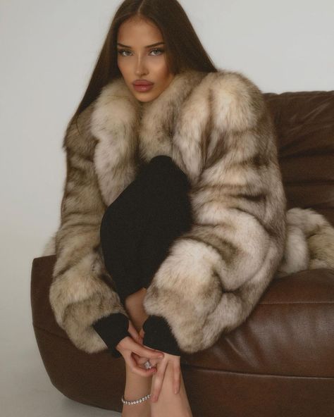 Drunk Friends, Truth Or Dare, Model Aesthetic, Foto Casual, Fur Coats Women, Fox Fur Coat, Vintage Fur, Fur Coats, Fur Fashion