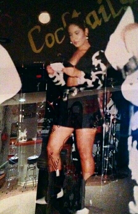 Rare photo of Selena in her famous Cow Print Selena Quintanilla Movie, Cow Print Outfit, Selena Purple Outfit, Selena Costume, Selena Quintanilla Outfits, Cow Outfits, Cow Costume, Selena Q, Tejano Music