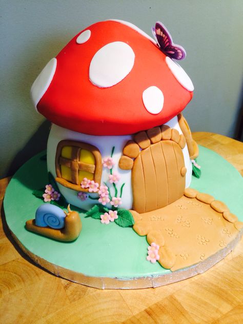 Mushroom House Out Of Clay, Mushroom House Clay Sculpture, Clay Mushroom House, Mushroom Clay, Mushroom Cake, Easy Clay Sculptures, Toadstool Mushroom, Clay Fairy House, Clay Moulding