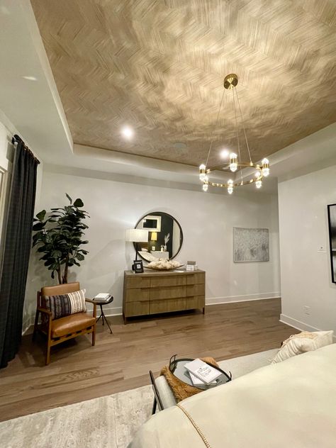 A master bedroom with a gold ceiling Foil Ceiling Design, Gold Ceiling Design, Gold Ceiling Bedroom, Gold Foil Ceiling, Gold Ceiling Paint Ideas, Gold Wallpaper Ceiling, Ceiling Accent Ideas, Colonial Remodel, Royal Interior