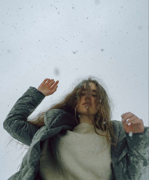 Winter Aesthetic Photoshoot, Winter Photoshoot Ideas Indoor, Cold Photoshoot, Snow Fashion Photography, Snow Photoshoot Ideas, Snowy Photoshoot, Snowy Portraits, Cold Photography, Winter Senior Pictures