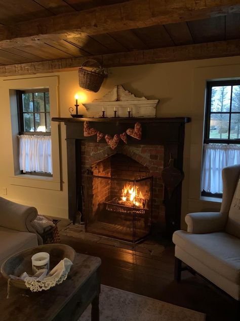 Cabin Cottage Interior, Old Fashioned Living Room, Colonial Farmhouse Decor, Old Fashioned Living, Cozy Cottage Living Room, 1800s Home, Cosy Cabin, Keeping Rooms, Country Cottage Interiors