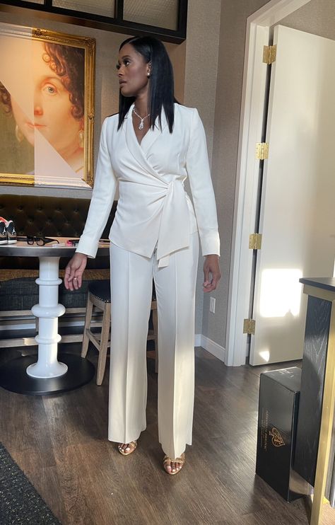 White Suit For Graduation, Womens Suit Professional, White Graduation Pantsuit, Professional White Dress, White Pants Suits For Women Classy, Pants Suits For Women Graduation, Swearing In Ceremony Outfit, White Suit Black Woman, University Graduation Suit For Women