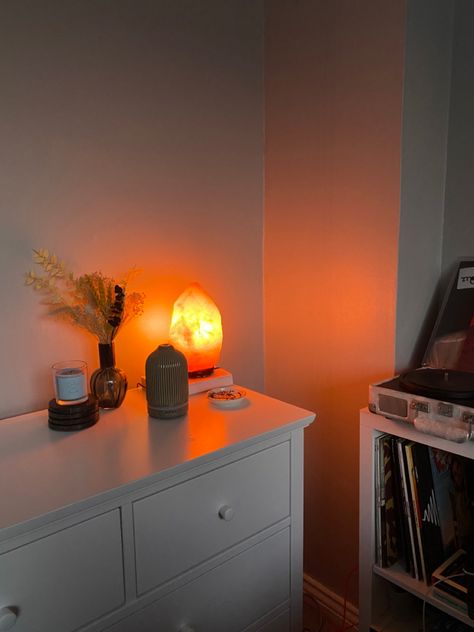 Aesthetic Diffuser, Salt Lamp Aesthetic, Salt Lamp Decor, Lamp Aesthetic, Tidy Room, Cute Bedroom Ideas, Salt Lamp, Record Player, Bedroom Inspo