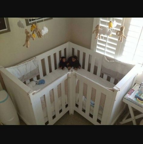 Gemeos Double Crib Room, Twin Cribs Together, Twin Crib Ideas, Nursery Ideas Twins, Twins Crib, Twin Baby Beds, Twin Babies Nursery, Baby Cribs For Twins, Twin Nursery Room