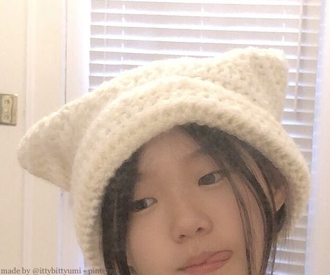 White Crochet Ideas, Aboc Studio, White Cat Beanie, Bunny Beanie Crochet, White Yarn Crochet, Bunny Crochet Hat, Bunny Hat Crochet, Knitting Sweaters Diy, Pink Cat Hat