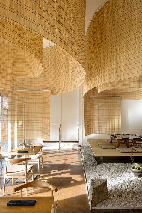 Kengo Kuma fills Portland restaurant with delicate bamboo screens - Curbed Screen Interior Design, Japanese Living Room Ideas, Screen Interior, Japanese Living Rooms, Japanese Living Room, Portland Restaurants, Design Café, Kengo Kuma, Japanese Interior