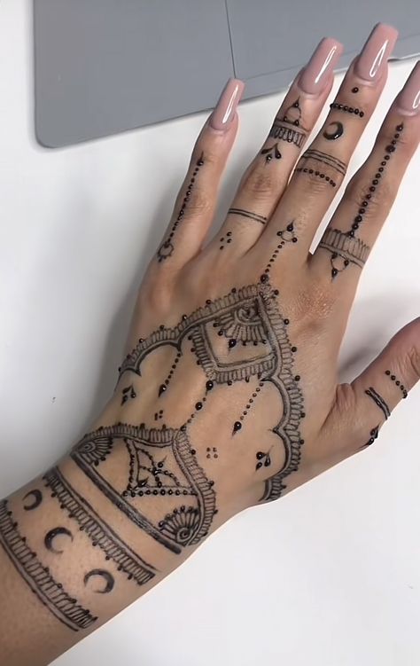 Forearm Henna Tattoo Women, Henna Tattoo Forearm, Keffiyeh Henna, Henna Moon Design, Y2k Tats, Jazzy Core, Henna Moon, Traditional Henna Designs, Wrist Henna