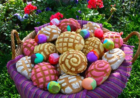 pan dulce easter eggs cascarones brunch Mexican Easter, Traditional Easter Recipes, Holi Recipes, Cheese Danish Recipe, Ecuadorian Food, Traditional Mexican Food, Easter Desserts, Mexican Traditions, Restaurant Specials