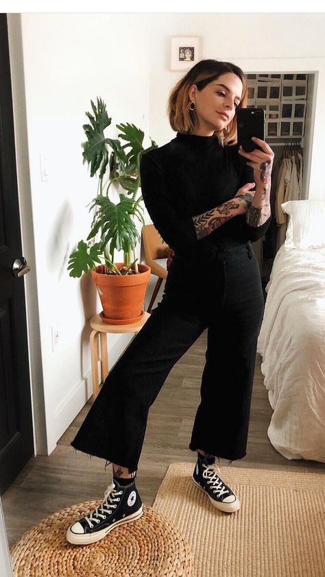 Pants With Converse, Cropped Wide Leg Pants Outfit, Black Wide Leg Jeans Outfit, Wide Leg Black Pants Outfit, Black Wide Leg Pants Outfit, Perfect Iced Coffee, Cropped Pants Outfit, Cropped Jeans Outfit, Black Wide Leg Jeans