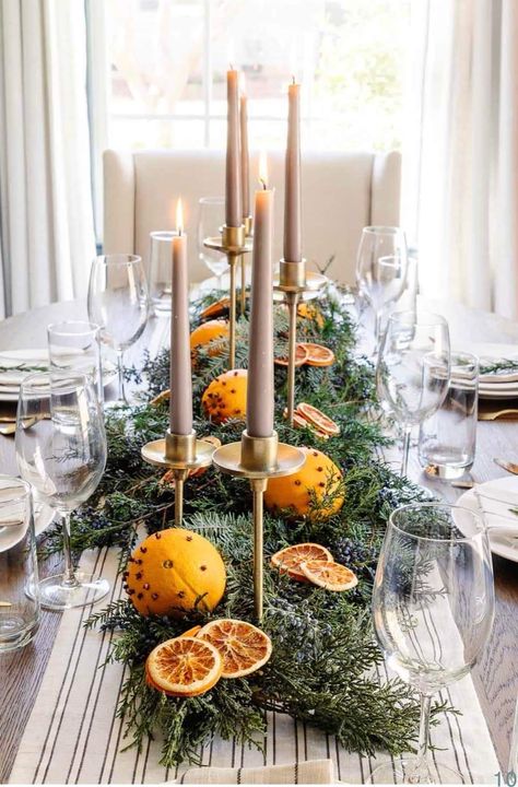 Classic Christmas Centerpieces, Simple Thanksgiving Table Decor, Simple Thanksgiving Table, Diy Christmas Table, Dinner Decor, Inexpensive Christmas, Tafel Decor, Classic Christmas Decorations, Christmas Dinner Table