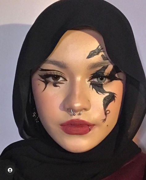 Spooky Makeup Looks Halloween, Assassin Makeup, Dragon Eyeliner, Ninja Makeup, Dragon Makeup, Uv Makeup, Winged Eyeliner Makeup, Vampire Bride, Halloween Makeup Pretty