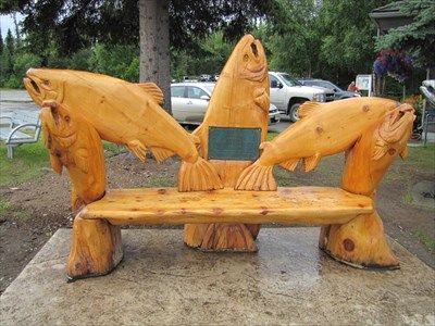 Chainsaw Carved Wood Benches | Salmon Bench - Soldotna, Alaska - Outside Wooden Display Carvings on ... Park Bench Design, Art Sculpture En Bois, Chainsaw Wood Carving, Chainsaw Art, Carved Bench, Diy Wood Bench, Wooden Benches, Park Benches, Chainsaw Carvings