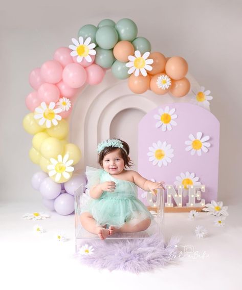 Baby Birthday Party Theme, First Birthday Balloons, Baby First Birthday Cake, Baby Birthday Decorations, Daisy Party, Baby Birthday Themes, 1st Birthday Photoshoot, Simple Birthday Decorations, Birthday Party Theme Decorations