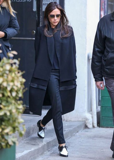 Victoria Beckham Street Styles In Flat Shoes | Chiko Shoes Victoria Beckham Shoes, Viktoria Beckham, Flat Shoes Outfit, Minimalist Street Style, Victoria Beckham Outfits, Victoria Beckham Style, Victoria Fashion, Langer Rock, Mode Casual