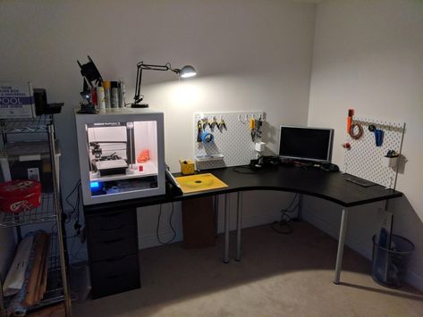 Printer Desk, 3d Printer Enclosure, Desk Organisation, 3d Printing Diy, 3d Printer Projects, 3d Printer Diy, Office Workspace, Print 3d, Pc Setup