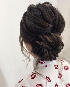 Whether you're a summer ,winter bride or a destination bride, so make sure your hairstyle shows the pretty garment off as much as possible. Here you'll find a round-up of hairstyles that complement each wedding dress neckline, from sweetheart neckline,plunging V-neck to off-the-shoulder.. Sanggul Modern, Prom Hairstyle, Hairstyle Tutorials, Wedding Winter, Updo Hairstyles, Necklines For Dresses, Wedding Hair And Makeup, Holiday Wedding, Summer Winter