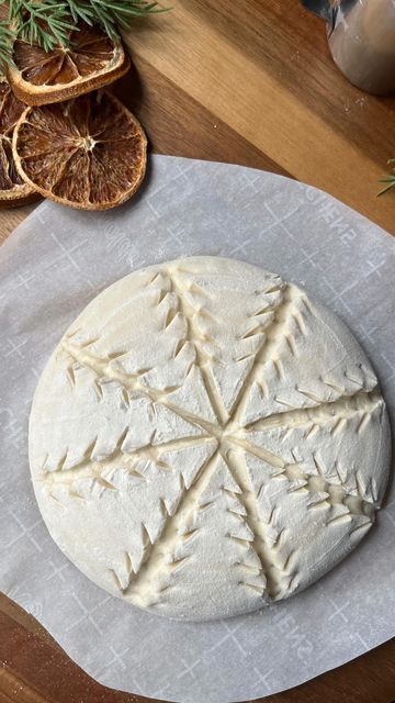 Christmas Sourdough Design, Christmas Scoring Sourdough, Round Sourdough Bread Scoring, Christmas Sourdough Bread, Christmas Sourdough, Christmas Sourdough Scoring, Decorate Bread, Bread Scoring Patterns, Le Creuset Recipes