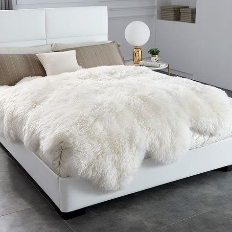 Sheepskin Blanket, Fur Blankets, Rugs Design, Luxury Bedrooms, Black Bedroom Design, Rustic Bedroom Design, Bedroom Blanket, Sheepskin Rugs, Cheap Carpet