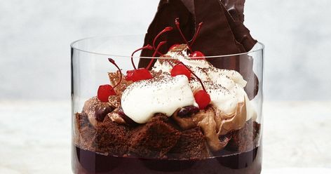 Black forest cake, cheesecake and trifle combine to make this decadent summer dessert. Cherry Cheesecake Trifle, Mousse Trifle, Chocolate Cherry Cheesecake, Christmas Trifle Recipes, Black Forest Trifle, Christmas Trifle, Christmas Ice Cream, Cheesecake Trifle, Trifle Dish