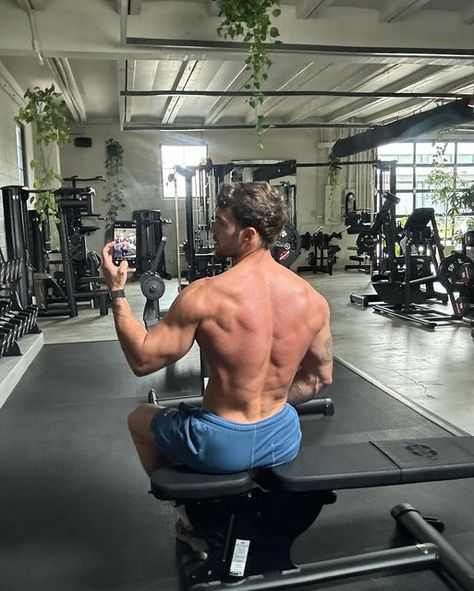 Michael Yerger on Instagram: "pull day in the @hellobudro warm up short in slate— dropping this fri 3/8" Gym Body Goals, Gym Outfits Aesthetic, Equinox Gym, Pull Day, Michael Yerger, Gym Outfit Ideas, Food Gym, Gym Goals, Gym Guys