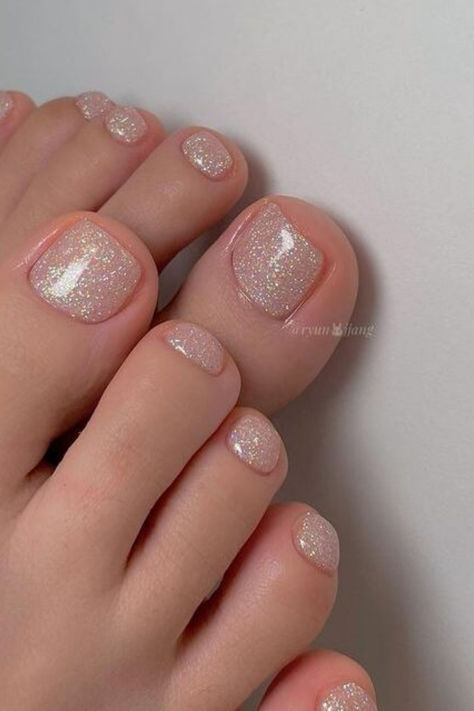 Rose Gold Toenails, Sheer Sparkly Nails, Short Round Wedding Nails, Valentine’s Day Toes Nails, White And Gold Toe Nails, Gel Pedicure Colors, Nails Toes Design, Nail Ideas Toes, Pedicure Gel Ideas