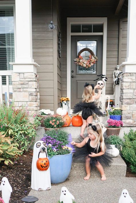 Simple and budget friendly outdoor halloween decoration ideas. Everything you need to make your front yard and porch ready for Halloween! Spooky and sweet ideas to get your little ones excited about the holiday. #halloweendecor #halloweendecorations #outdoorhalloweendecor #fallporchideas #fallporch #falldecor #falldecorations #fallhomedecor #autumndecor #fall #halloween Jar Decoration Ideas, Simple Outdoor Halloween Decor, Easy Outdoor Halloween Decorations, Cheap Halloween Diy, Creative Halloween Decorations, Halloween Decorations To Make, Dekorasi Halloween, Outdoor Halloween Decorations, Halloween Diy Outdoor