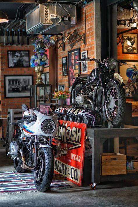 Motorcycle Workshop Ideas, Garasi Motor, Man Garage, Garage Design Interior, Motorcycle Workshop, Garage Style, Moto Cafe, Cafe Racing, Garage Cafe