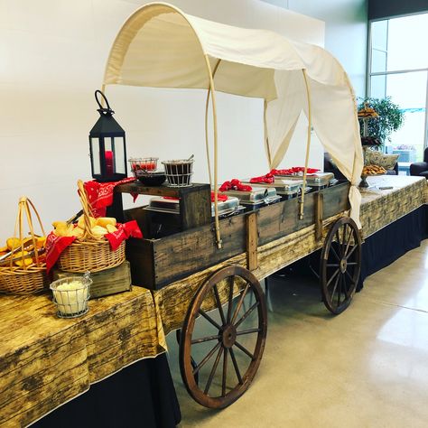 Chuck wagon dinner buffet by Edibles Catering and Foods to Go Western Wagon Decoration, Chuck Wagon Party Western Theme, Chuck Wagon Table, Chuck Wagon Dinner Party, Chuck Wagon Decorations, Chuck Wagon Diy, Cowboy Menu Ideas, Diy Chuck Wagon Table, Covered Wagon Table