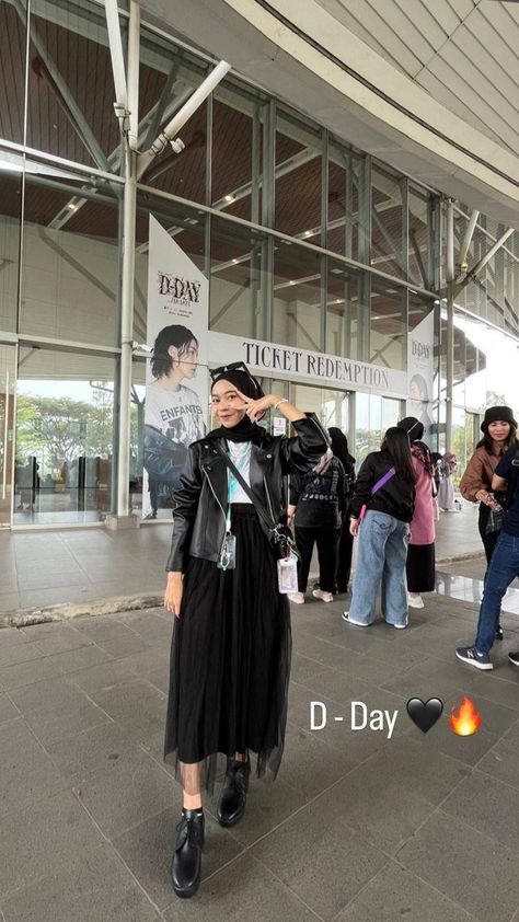 One Ok Rock Concert Outfit, Coldplay Concert Outfit Hijab, Ootd Konser Musik Casual, Ootd Leather Jacket Hijab, Ootd Rock N Roll Hijab, Hijab Rock Style, Hijab Outfit Concert, Ootd Concert Casual, Outfit Rok Hitam