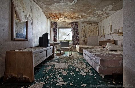 Riverside Hotel* - Matthew Christopher's Abandoned America Abandoned Room, Niagara Falls Hotels, Modern Hotel Room, Matthew Christopher, Abandoned Hotels, Haunting Photos, Hotel Motel, Modern Hotel, Plaza Hotel