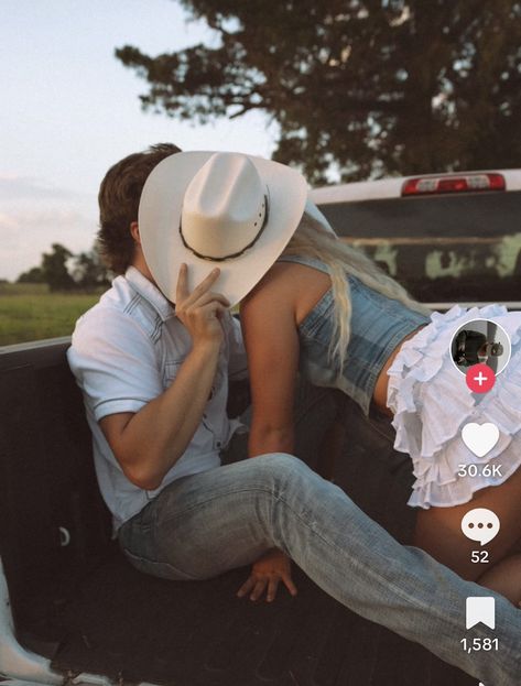 Country Couple Aesthetic, Country Couple Photos, Young Couples Photography, Western Couple Photoshoot, Country Couple Pictures, Cute Country Couples, Cowboy Love, Cowboy Romance, Country Couples