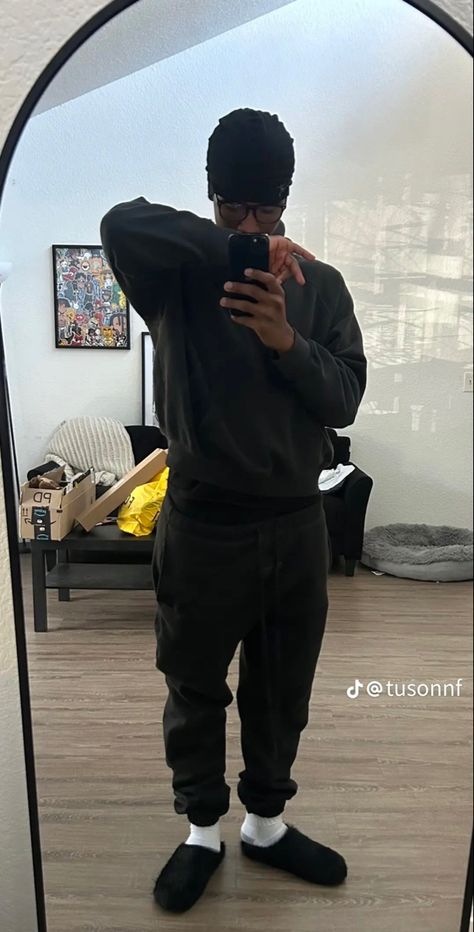 Essentials Sweatpants Outfit, Possessed Armor, Rainy Day Outfit Men, Swag Fits, Calm Fits, Baggy Jeans Outfit, Fit Pics, Drip Outfit Men, Husband Material