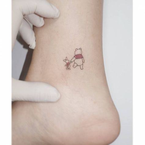 Pooh and Piglet tattooed on the ankle. Piglet Tattoo, Twins Tattoo, Winnie The Pooh Tattoos, Petite Tattoos, Inspiration Tattoos, Bff Tattoos, Disney Tattoo, Cute Little Tattoos, Cute Tiny Tattoos