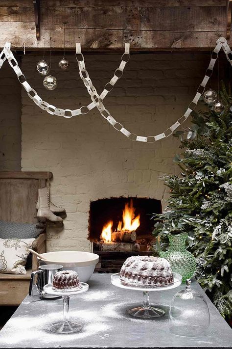 Paper Christmas Decoration Ideas | Streamers, Paper Chains, Stars (houseandgarden.co.uk) Garden Magazine, Paper Chain, Paper Christmas Decorations, Paper Rosettes, Paper Streamers, Elegant Christmas Trees, Simple Christmas Decor, Paper Chains, Christmas Wreaths To Make