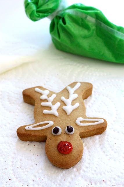 Turning a Gingerbread Man into Rudolf! A super easy recipe for both cookies & icing Jul Kaka, Royal Recipe, Xmas Cookies, Christmas Sweets, Cookie Icing, Super Easy Recipes, Christmas Cooking, Christmas Goodies, Noel Christmas